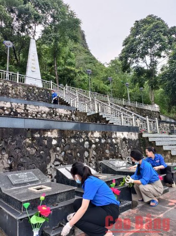 Đoàn viên thanh niên trong tỉnh ra quân tổng vệ sinh nghĩa trang liệt sĩ.