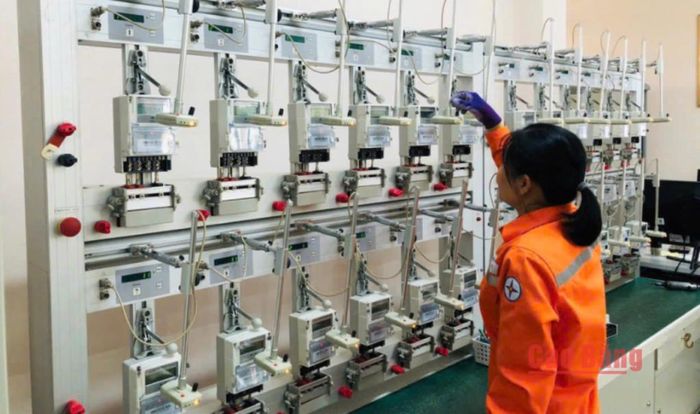Nhân viên Trung tâm Thí nghiệm điện Cao Bằng thực hiện thử nghiệm độ chính xác, tình trạng hoạt động trước khi công tơ được đưa ra lắp đặt nhằm đảm bảo đạt tiêu chuẩn trước khi sử dụng.