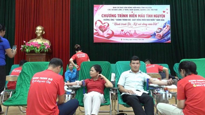 Cán bộ, công chức, người lao động tham gia hiến máu tình nguyện tại ngày hội.