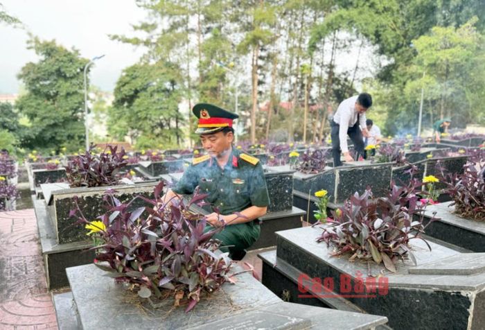Đại tá Phạm Văn Tạo, Chỉ huy trưởng Bộ Chỉ huy Quân sự tỉnh và cán bộ, chiến sĩ thành kính dâng hương tưởng niệm các anh hùng liệt sĩ tại Nghĩa trang Liệt sĩ Trà Lĩnh.