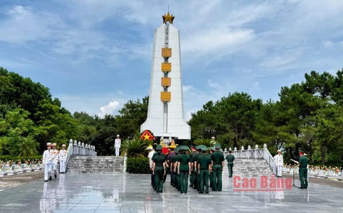 Các đại biểu thành kính dành phút mặc niệm tưởng nhớ các anh hùng liệt sĩ tại Nghĩa trang Liệt sĩ Hòa An.