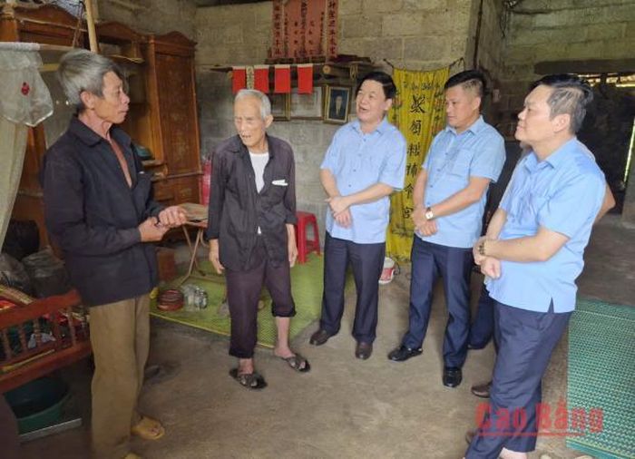 Đoàn công tác giám sát việc thực hiện các chính sách đối với người có công tại gia đình chính sách xóm Ngọc Côn, xã Đình Phong.