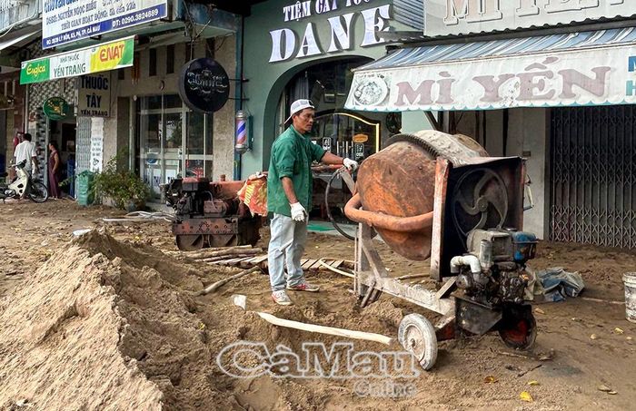 Các đơn vị thi công dự án nâng cấp đường Lý Bôn (phường An Xuyên) triển khai hạng mục vỉa hè.