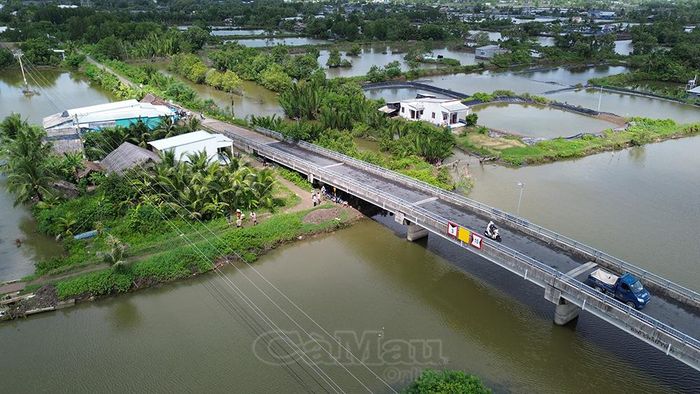 Chỉ cách trung tâm Xã Trần Phán chưa đầy 100 m, nhưng suốt gần 2 năm qua, cuộc sống của 30 hộ dân ven kênh Hội Đồng Ninh bị ảnh hưởng bởi tuyến lộ thi công dang dở.