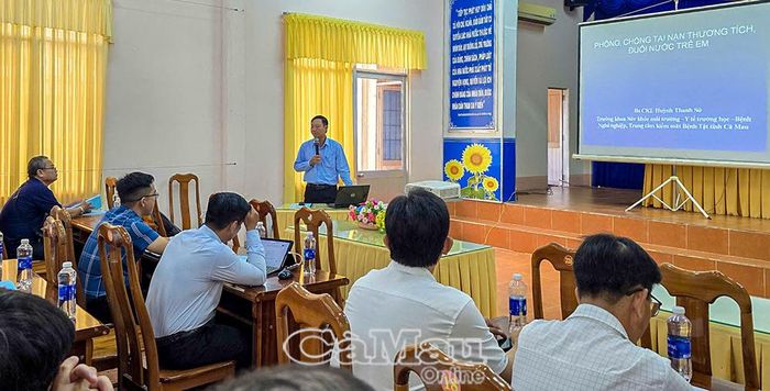 BS CKI Huỳnh Thanh Sử hướng dẫn các nội dung về sức khỏe môi trường, thích ứng với biến đổi khí hậu và phòng, chống tai nạn thương tích.