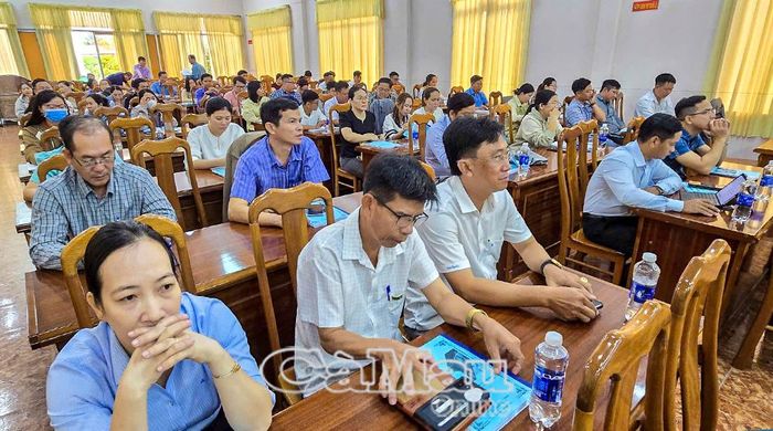 Cán bộ quản lý các trạm cấp nước tập trung và viên chức phụ trách y tế trường học tham dự lớp tập huấn.