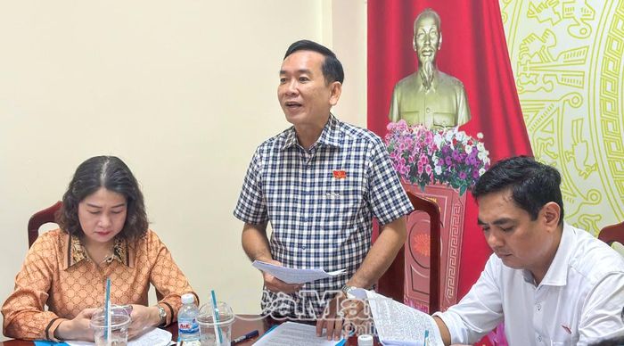 Đồng chí Trần Văn Hòa, Phó Trưởng ban Pháp chế HĐND tỉnh phát biểu tại buổi giám sát.