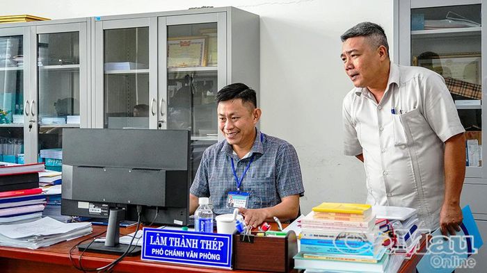 Ông Nguyễn Hữu Duyên, Phó Trưởng phòng Xây dựng chính quyền và Cải cách hành chính, Sở Nội vụ, trao đổi một số công việc liên quan tại Văn phòng Sở Khoa học và Công nghệ.