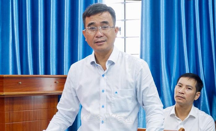 Phó Giám đốc Sở NN&MT tỉnh Cà Mau Phạm Văn Mười thông tin các chính sách hỗ trợ kinh tế tập thể trong buổi làm việc tại xã Khánh Bình.