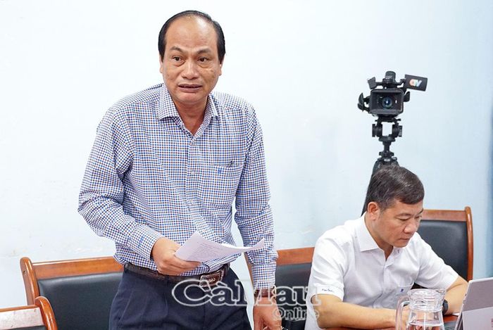 Chủ tịch Liên minh HTX tỉnh Cà Mau Nguyễn Văn Vũ thông tin những chính sách hỗ trợ kinh tế tập thể trong buổi làm việc tại xã Khánh Bình.