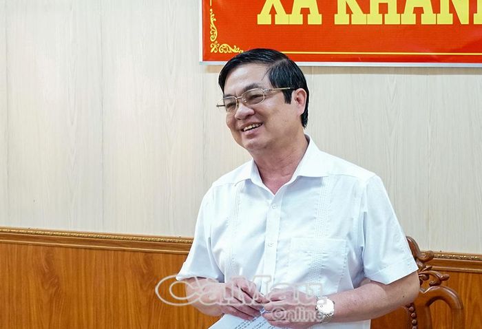 Phó Chủ tịch UBND tỉnh Huỳnh Chí Nguyện phát biểu tại buổi làm việc xã Khánh Hưng.