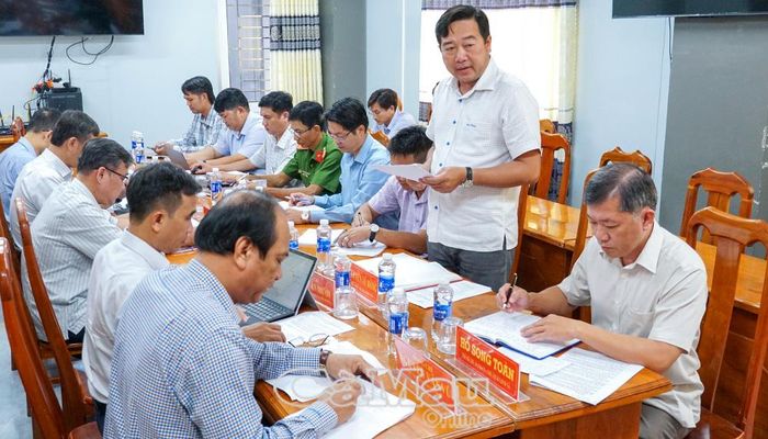 Phó Chủ tịch UBND xã Khánh Hưng Nguyễn Vũ Bằng báo cáo tỉnh hình kinh tế tập thể, HTX trên địa bàn.
