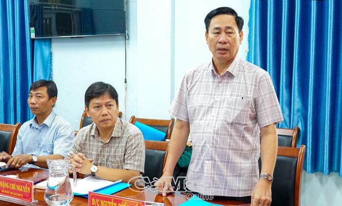Bí thư Đảng ủy xã Khánh Bình Nguyễn Quốc Tiến chia sẻ những khó khăn về việc thành lập doanh nghiệp, HTX trên địa bàn.