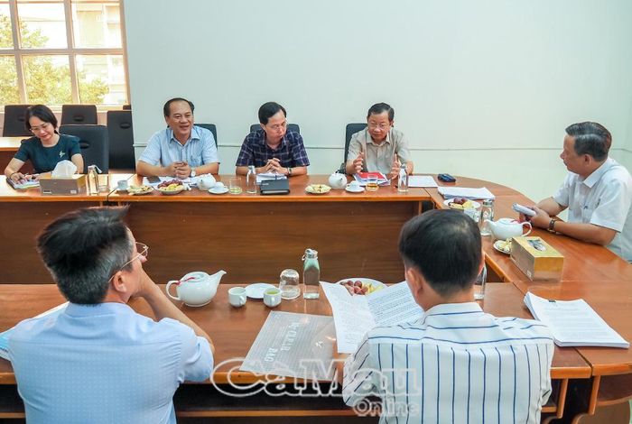 Giám đốc Sở Văn hóa, Thể thao và Du lịch tỉnh Cà Mau Nguyễn Quốc Thanh (thứ 2, từ phải sang) báo cáo kết quả công tác phòng, chống tham nhũng, lãng phí, tiêu cực của đơn vị.
