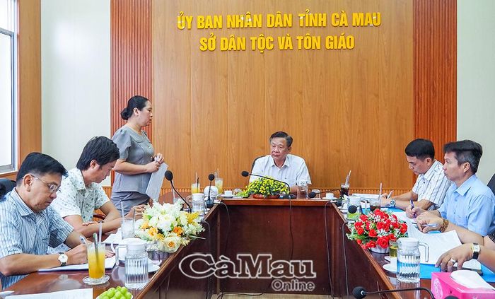 Giám đốc Sở Dân tộc và Tôn giáo tỉnh Cà Mau Nguyễn Thu Tư báo cáo tình hình thực hiện nhiệm vụ và những thuận lợi, khó khăn trong công tác phòng, chống tham nhũng, lãng phí, tiêu cực của đơn vị.