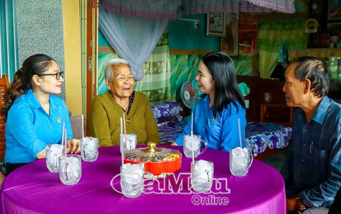 Phó Chủ tịch Thường trực Liên đoàn Lao động tỉnh Cà Mau Ngô Diễm Phúc (thứ 2 từ phải sang) và đoàn công tác trò chuyện cùng Mẹ Việt Nam Anh hùng Lê Thị Tùy.