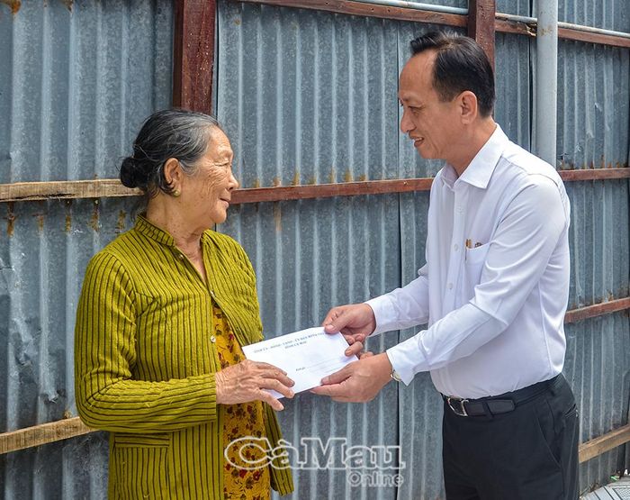 Đồng chí Phạm Văn Thiều trao hỗ trợ cho gia đình bà Nguyễn Thị Tuyết (76 tuổi, ấp Kinh 5, xã Trí Phải).