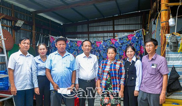 Đoàn công tác thăm hỏi tình hình, trao hỗ trợ cho hộ gia đình ông Phạm Thành Kính (ấp Tấn Công, xã Biển Bạch).