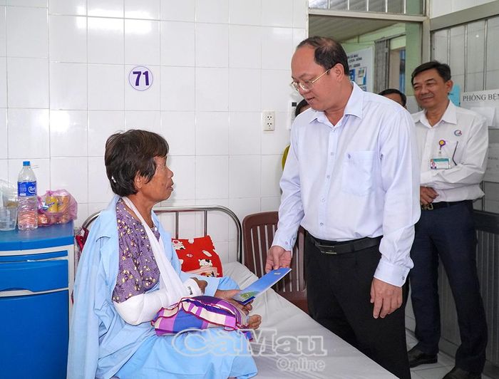 Bí thư Tỉnh ủy Nguyễn Hồ Hải trao quà hỗ trợ bà Nguyễn Thị Bình.