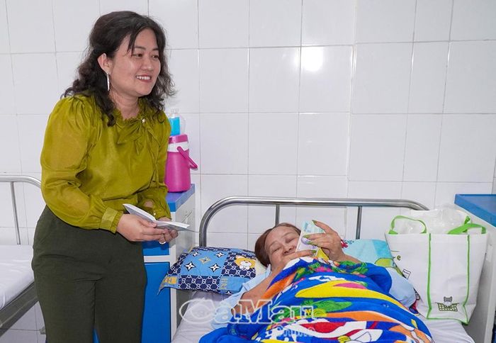 Phó Chủ tịch Ủy ban MTTQ Việt Nam tỉnh Cà Mau VõThị Ngọc Hân thăm hỏi, động viên các bệnh nhân đang điều trị cùng phòng với bà Nguyễn Thị Bình tại Bệnh viện Đa khoa Cà Mau.