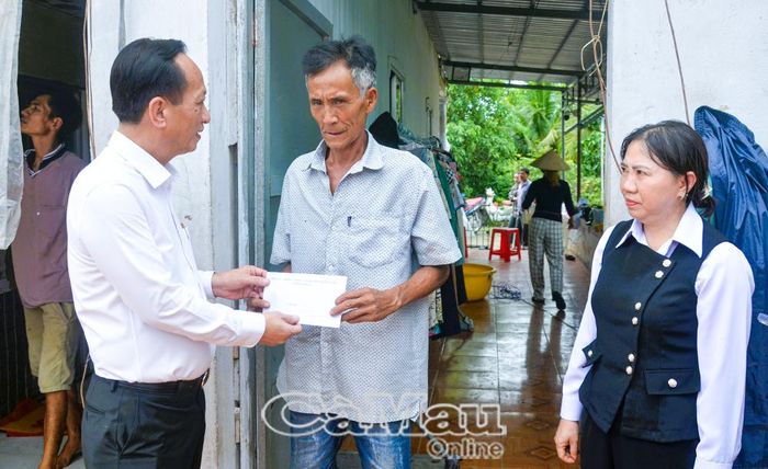 Chủ tịch HĐND tỉnh trao hỗ trợ khắc phục lốc xoáy cho hộ ông Lê Đông Xuân (ấp Tấn Công, xã Biển Bạch).