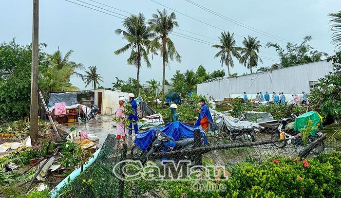 Xã Khánh Bình có 8 căn nhà bị sập hoàn toàn do dông lốc sáng 13/7/2026.