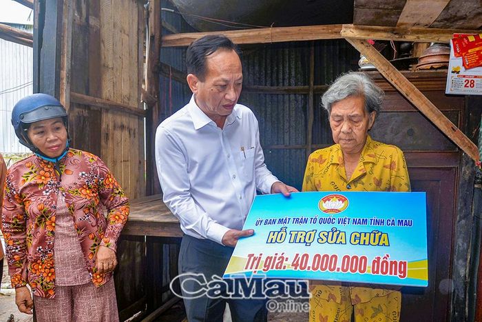 Đồng chí Phạm Văn Thiều trao tiền hỗ trợ khắc phục lốc xoáy và 40 triệu đồng hỗ trợ sửa chữa căn nhà cho bà Lê Thị Âu (86 tuổi) có hoàn cảnh đặc biệt khó khăn tại ấp Nhà Máy, xã Trí Phải.