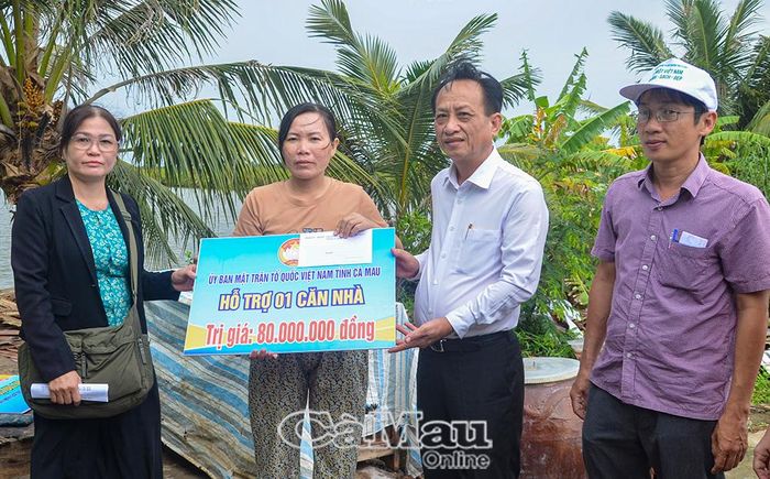 Đồng chí Phạm Văn Thiều, Phó Bí thư Tỉnh ủy, Chủ tịch HĐND tỉnh Cà Mau trao tiền hỗ trợ khắc phục lốc xoáy và 80 triệu đồng kinh phí cất mới căn nhà cho hộ gia đình ông Mai Thanh Liêm, bà Lê Thị Huệ, ấp Kinh 5, xã Trí Phải.