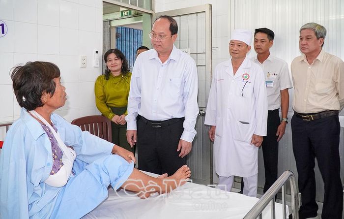 Bí thư Tỉnh ủy Nguyễn Hồ Hải thăm hỏi, động viên bà Nguyễn Thị Bình đang điều trị tại Bệnh viện Đa khoa Cà Mau sau khi bị thương trong trận dông lốc ngày 13/7.