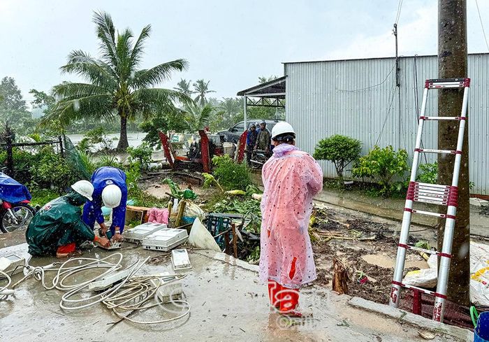 Ngành Điện lực Cà Mau hỗ trợ người dân khắc phục hệ thống điện sinh hoạt.
