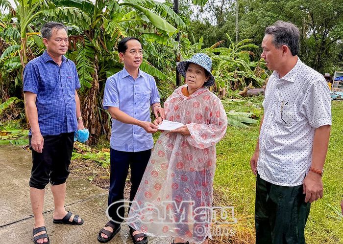 Bà Phan Thị Màu, sinh năm 1951, ấp Kinh Chùa, xã Trần Văn Thời, có nhà bị sập hoàn toàn nhận tiền hỗ trợ khắc phục thiên tai từ lãnh đạo tỉnh Cà Mau.