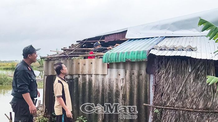 Cán bộ, chiến sĩ đến từng hộ dân bị ảnh hưởng để khảo sát mức độ thiệt hại, kịp thời hỗ trợ khắc phục hậu quả dông lốc.