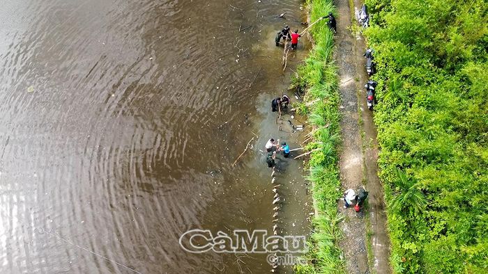 Chi bộ, Ban Nhân dân ấp Lê Giáo phối hợp với Tiểu đoàn 4, Trung đoàn Cảnh sát cơ động số 10 gia cố các điểm sạt lở trên địa bàn.