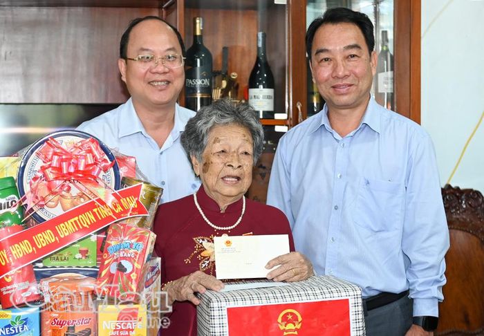 Đồng chí Nguyễn Hồ Hải, Ủy viên Ban Chấp hành Trung ương Đảng, Bí thư Tỉnh ủy, Trưởng Đoàn đại biểu Quốc hội tỉnh Cà Mau, cùng đồng chí Lữ Quang Ngời, Phó Bí thư Tỉnh ủy, Chủ tịch UBND tỉnh, thăm hỏi, tặng quà Mẹ Việt Nam Anh hùng Nguyễn Kim Mai tại phường Hòa Thành.