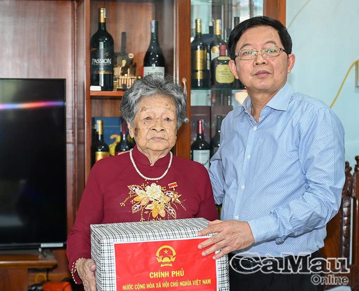 Dịp này, Phó Thủ tướng Chính phủ Hồ Quốc Dũng đến thăm, tặng quà Mẹ Việt Nam Anh hùng Nguyễn Kim Mai tại phường Hòa Thành.