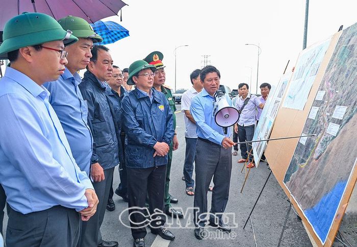 Phó Chủ tịch UBND tỉnh Lê Văn Sử báo cáo với Phó Thủ tướng Chính phủ Hồ Quốc Dũng về tình hình sạt lở bờ sông, bờ biển trên địa bàn tỉnh và các giải pháp ứng phó đã triển khai.