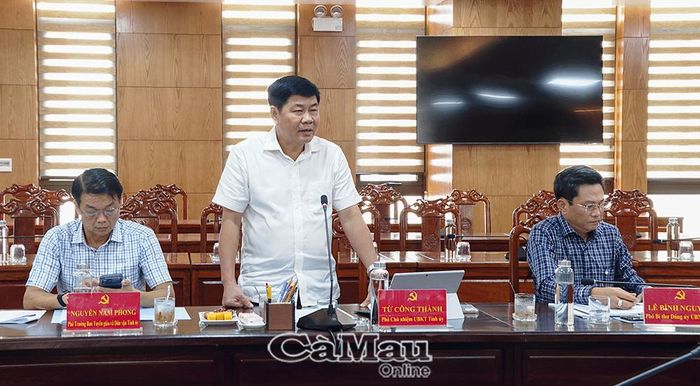 Đồng chí Từ Công Thành, Phó Chủ nhiệm Ủy ban Kiểm tra Tỉnh ủy, phát biểu về hiệu quả phối hợp giữa Ủy ban Kiểm tra Tỉnh ủy và Ban Nội chính Tỉnh ủy trong xử lý kịp thời các vụ việc phát sinh.