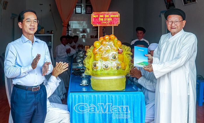 Đồng chí Hồ Thanh Thủy, Chủ tịch Ủy ban MTTQ Việt Nam tỉnh Cà Mau, trao quà của Tỉnh ủy, HĐND, UBND, Ủy ban MTTQ Việt Nam tỉnh Cà Mau, chúc mừng Hội thánh Cao Đài Minh Chơn Đạo.