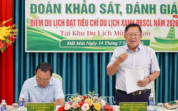 Ông Trần Việt Phường, Chủ tịch Hiệp hội Du lịch ĐBSCL, thống nhất công nhận Khu Du lịch Mũi Cà Mau đạt tiêu chí du lịch xanh ĐBSCL.