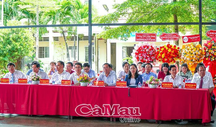 Đồng chí Nguyễn Minh Luân, Ủy viên Ban Thường vụ Tỉnh ủy, Phó Chủ tịch UBND tỉnh (bìa phải), cùng các lãnh đạo tỉnh, Sở GD&amp;ĐT dự Lễ công bố quyết định tại Trường THCS và THPT Nguyễn Thái Bình (phường Tân Thành).