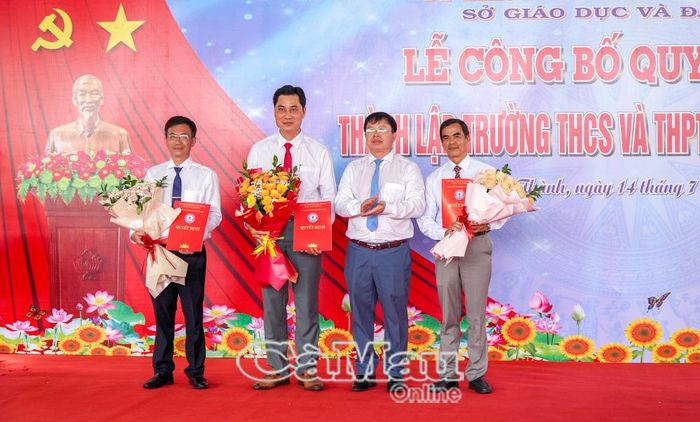 Ông Nguyễn Văn Nguyên (thứ 2, từ phải sang), Giám đốc Sở GD&amp;ĐT, trao Quyết định bổ nhiệm lãnh đạo quản lý Trường THCS và THPT Nguyễn Thái Bình.