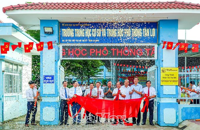 Nghi thức công bố bảng tên đánh dấu Trường THCS và THPT Tân Lợi chính thức hoạt động theo mô hình mới.