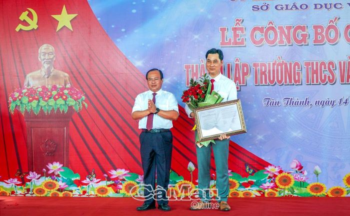 Phó Chủ tịch UBND tỉnh Nguyễn Minh Luân trao Quyết định của UBND tỉnh về việc tổ chức lại Trường THCS Nguyễn Thái Bình thành Trường THCS và THPT Nguyễn Thái Bình.