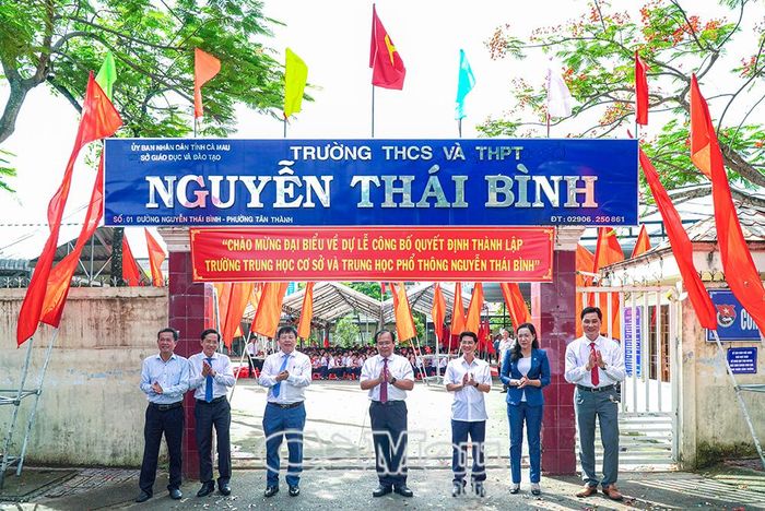 Lãnh đạo tỉnh và ngành Giáo dục thực hiện nghi thức công bố bảng tên Trường THCS và THPT Nguyễn Thái Bình.