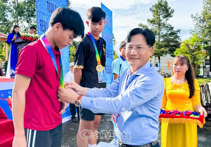  Ông Nguyễn Đồng Khởi, Phó Chủ tịch UBND Xã Hồng Dân, trao giải nội dung điền kinh.
