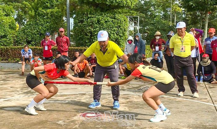 Các vận động viên thi đấu nội dung đẩy gậy.
