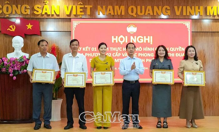 Đồng chí Hồ Thanh Thủy, Phó Bí thư Tỉnh ủy, Chủ tịch Ủy ban MTTQ Việt Nam tỉnh Cà Mau, trao Bằng khen cho các cá nhân có thành tích xuất sắc sau một năm vận hành chính quyền địa phương hai cấp gắn với các phong trào thi đua do Mặt trận phát động.
