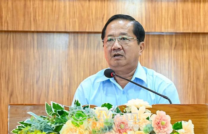 Phó Chủ tịch Thường trực Ủy ban MTTQ Việt Nam tỉnh Cà Mau Lê Thanh Triều trình bày báo cáo tóm tắt kết quả công tác MTTQ và các tổ chức chính trị - xã hội, các hội quần chúng được Đảng, Nhà nước giao nhiệm vụ 6 tháng đầu năm; phương hướng, nhiệm vụ 6 tháng cuối năm 2026.