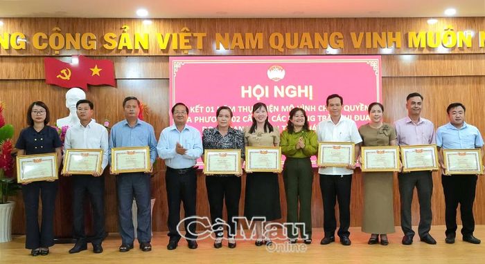 Đồng chí Lê Thanh Triều, Phó Chủ tịch Thường trực Ủy ban MTTQ Việt Nam tỉnh Cà Mau và đồng chí Võ Thị Ngọc Hân, Phó Chủ tịch Ủy ban MTTQ Việt Nam tỉnh Cà Mau, trao Bằng khen cho các tập thể có thành tích xuất sắc sau một năm vận hành chính quyền địa phương hai cấp gắn với các phong trào thi đua do Mặt trận phát động.