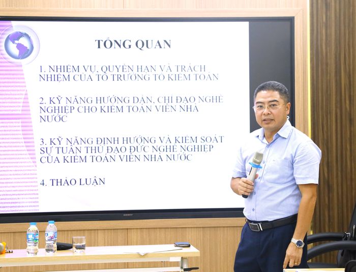 TS. Vũ Thanh Hải - Kiểm toán trưởng Kiểm toán nhà nước chuyên ngành IV giảng Chuyên đề 1 - Một số kỹ năng lãnh đạo, quản lý của Tổ trưởng Tổ kiểm toán. Ảnh: N.Ly
